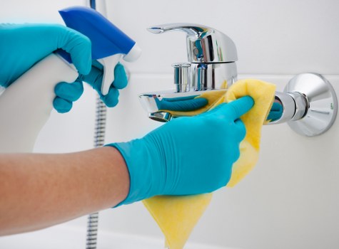 Removing dirt and mineral buildup from glass windows